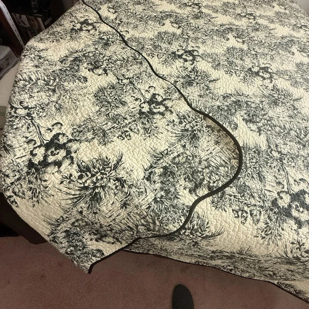 Vintage French Country Toile Quilt Black White Reversible Scalloped Full Queen